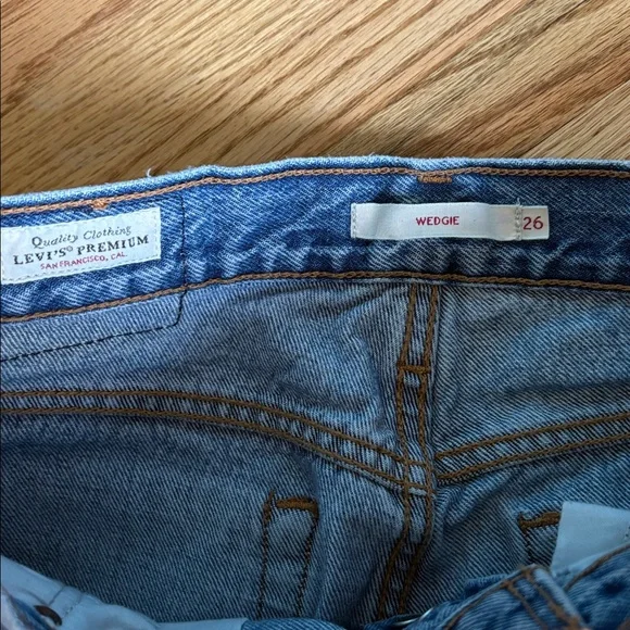 Levi’s size 26 wedgie Classic Light Blue High-Waist Distressed Hem Jeans - Picture 3 of 6